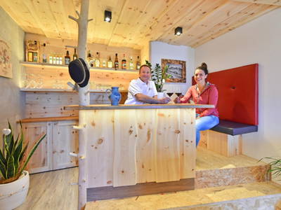 Hausbar mit den Gastgebern Ossi und Barbara