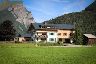Haus Bergquell mit Pferdestall aus Au