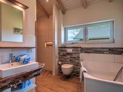 Wohlfühlbad mit Sauna, Regenschauerdusche und Whirle-Wanne