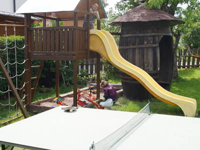 Tischtennis und Rutsche mit Spielhaus