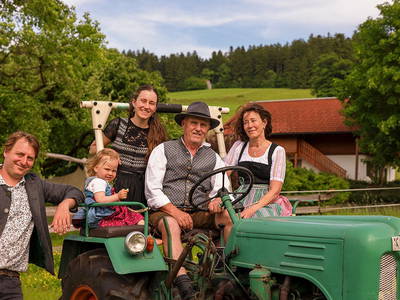 Oldtimertraktor Mieten - Ferienhof Sinz - Bild: Julie Baaske www.whiite.space