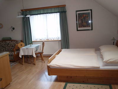 Haus Karner-Doppelzimmer mit Kochniesche