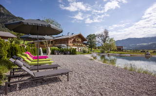 Narzenhof Chalets, Familien & luxus Apartments am Bauernhof, Kitzbühler Alpen - Ausßenanlage mit Naturteich