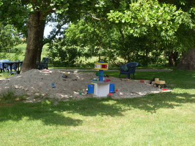 Ein großer Sandhaufen zum buddeln