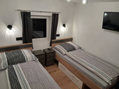 Schlafzimmer mit zwei Einzelbettem