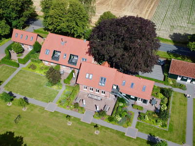 Eine weitere Unterkunft, die zum Hof gehört; www.meine-schule-sehlingen.de, hier haben wir Tiere und einen Spielptatz