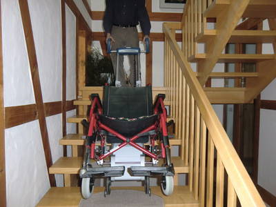 Das elektrische Treppensteiggerät (für gehbehinderte Gäste).