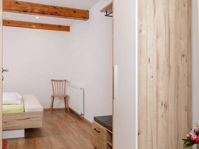 Schlafzimmer mit Schrank