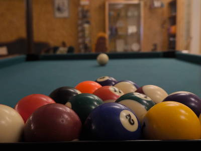 Billard spielen in der Galerie