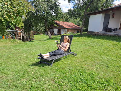 Entspannung, während die Kinder den Hof unsicher machen
