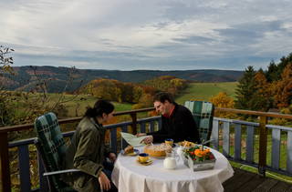 Landhof Rothenberg - Fewos und Ferienhäuser - Frische Luft beim Kaffeetrinken