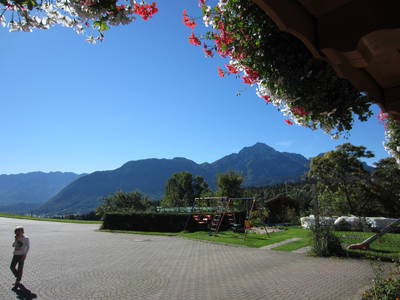 Aussicht auf die Berge und den Spielplatz vom Kochhof