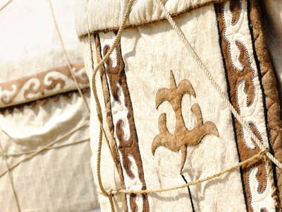 Wollkunst aus Kirgistan, die Türen unserer Jurten