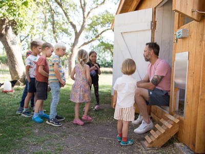 Tiere füttern mit den Kindern