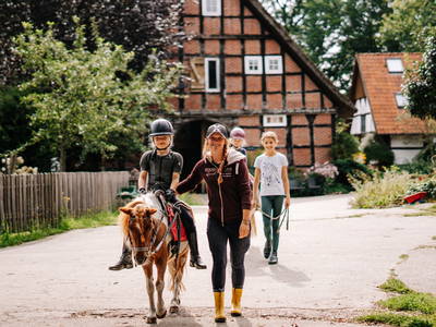 geführter Ausritt mit Ponys und Pferden