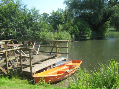 Seeterrasse mit Ruderboot
