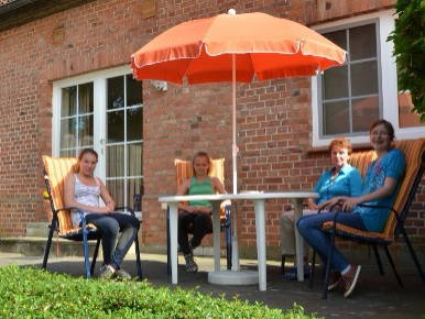 Eine große Terrasse mit Möblierung gehört zu jeder Ferienwohnung dazu.