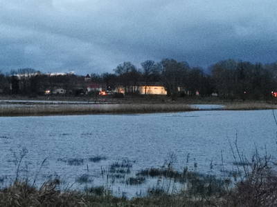 Spätherbst - Wasser über der Wiese, im Winter Eislaufen, das Schloß Parkseite