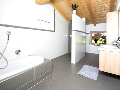Geräumiges Bad mit Dusche und Badewanne