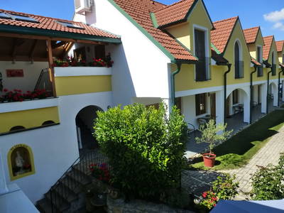 Bild 2 aus  Urbanihof 