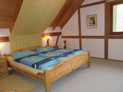 Schlafraum "Sternenhimmel", mit Kinder-Gitterbettchen, im OG