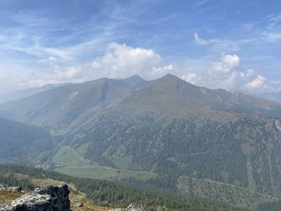 Blick vom Hirneck ins Wolfsbachtal