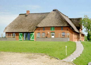 Friesenhof Schulze-Warft aus Pellworm