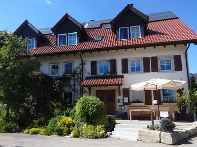 Die Sonnenterrasse vor demFerienhaus ist ein geselliger Treffpunkt für Jung und Alt