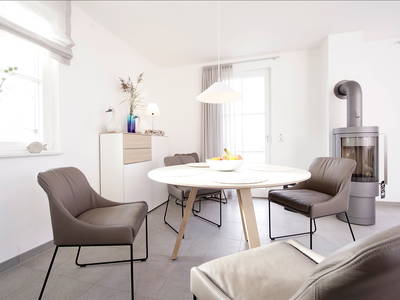 Blick auf den Essbereich mit Kaminofen