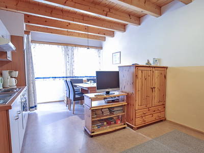 Die komplett eingerichtete 58m² große Ferienwohnung „4- Jahreszeiten“ mit einer großzügigen Wohnküche mit Mikrowelle, Kaffeemaschine, Ausziehcouch, einem Vollholzschlafzimmer mit Gitterbett, Dusche -WC getrennt und Balkon.