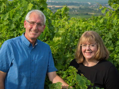 Wigbert und Annette im Weinberg Chardonnay