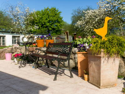 Eine sonnige Terrasse auf dem Hof ...