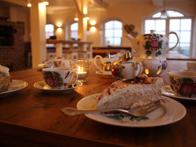 Ein sehr gemütlicher Gemeinschaftsraum steht unseren Gästen zur Verfügung. Wunderbare Torten bieten Ihnen die Norder Bäcker ten Cate und Remmers.