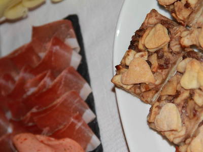 Speck, geräuchert nach altem Familienrezept und hasugemachter Kuchen zum Frühstück