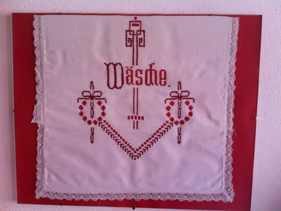 Es gibt einen Hauswirtschaftsraum mit Waschmaschine, Trockner, Leinen drinnen und draußen (Waschmittel vorhanden). Zusätzlich ist meist in den Ferienwohnungen und Häusern ein Flügelständer im Bad.