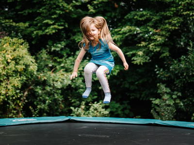 auf 3 großen Trampolinen hohe Sprünge wagen