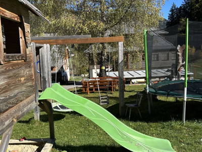 Spielplatz mit Brunnen und Gartengarnitur