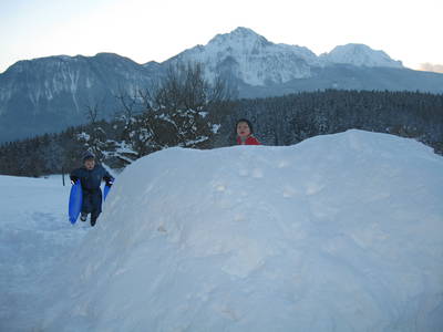 Winterspaß im Schnee auf dem Bauernhof