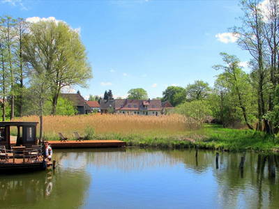Blick über den See zum Steg des Ferienhofes - Tante Polly Floß startet zu einer Floßtour
