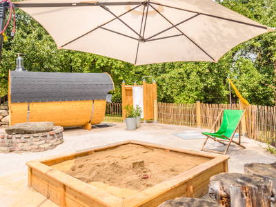 Sandplatz mit Saunafaß