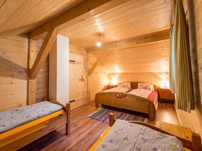 4-Bett-Zimmer (Doppelbett und 2 Einzelbetten)