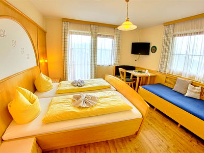 Dreibettzimmer mit Balkon