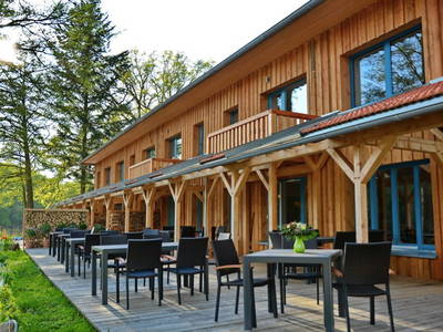 Terrasse vom Gasthof mit Blick auf den Balkon von Zimmer 5 + 6