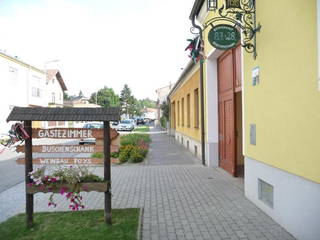 Weinbau Buschenschank Gästezimmer Poys aus Auersthal