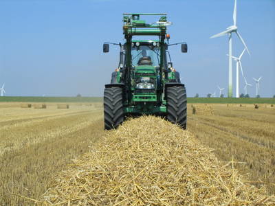 Stroh pressen im Sommer