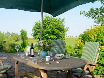 Blick auf die wunderschöne Terrasse mit Terrassenmöbeln