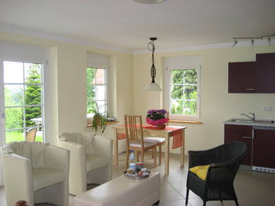 Wohn- Essbereich mit Küche und Zugang Terrasse Ferienappartement