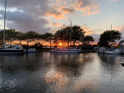 Kennen Sie Schwanitz? =) Am Orther Hafen im Süd-Westen der Insel werden Szenen zu der Krimiserie "Nord bei Nordwest" gedreht. Direkt am Hafen gibt es mehrere Lokalitäten, wo man sehr nett den Tag bei Sonnenuntergang ausklingen lassen kann.