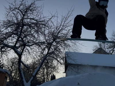 Snowboarder im Garten 