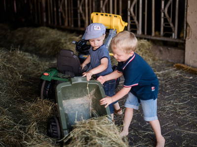 Groß & Klein dürfen beim Füttern der Tiere helfen.